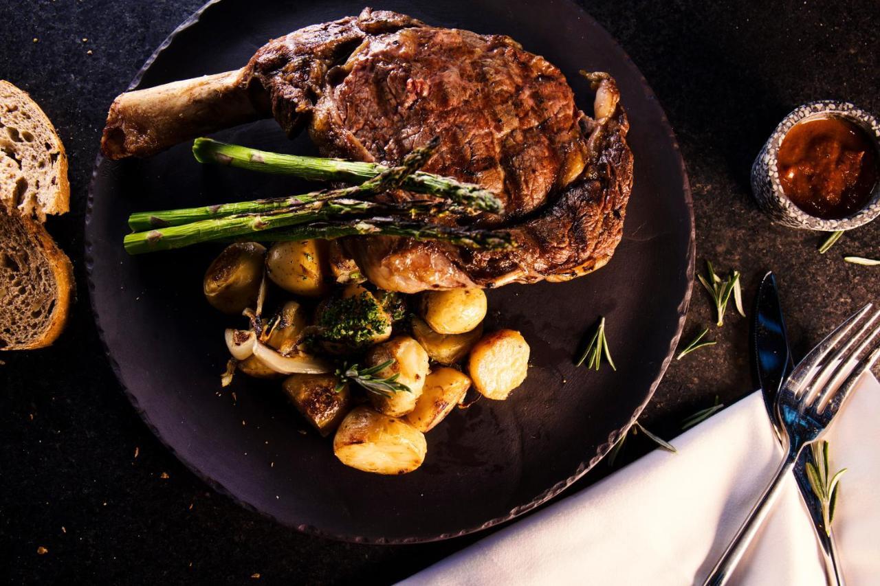 Krystal Grand Suites Insurgentes Мехико Экстерьер фото A steak with gnocchi and asparagus