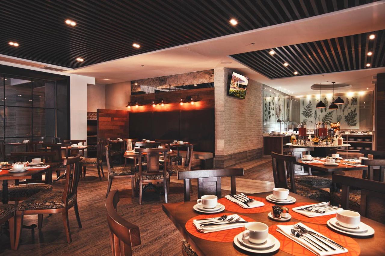 Krystal Grand Suites Insurgentes Мехико Экстерьер фото The interior of a restaurant in the Philippines