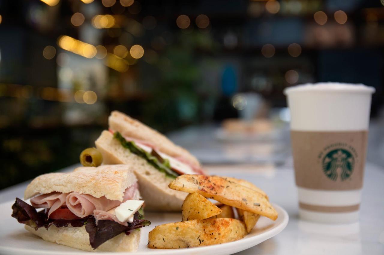 Krystal Grand Suites Insurgentes Мехико Экстерьер фото Starbucks food