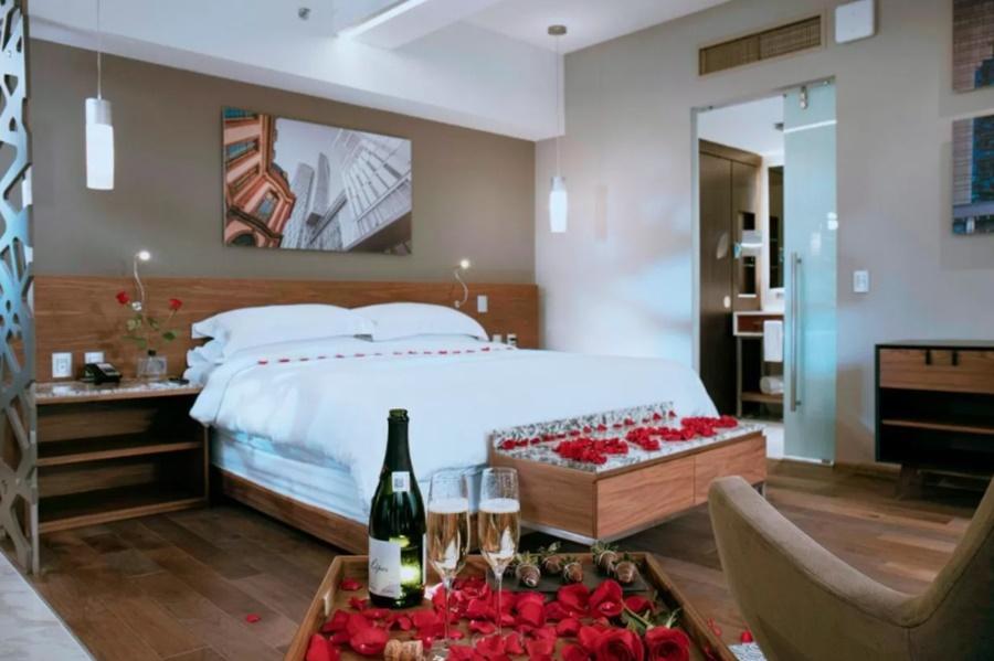 Krystal Grand Suites Insurgentes Мехико Экстерьер фото A suite at the hotel