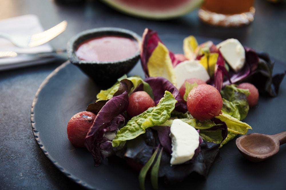 Krystal Grand Suites Insurgentes Мехико Экстерьер фото A salad with a pomegranate vinaigrette