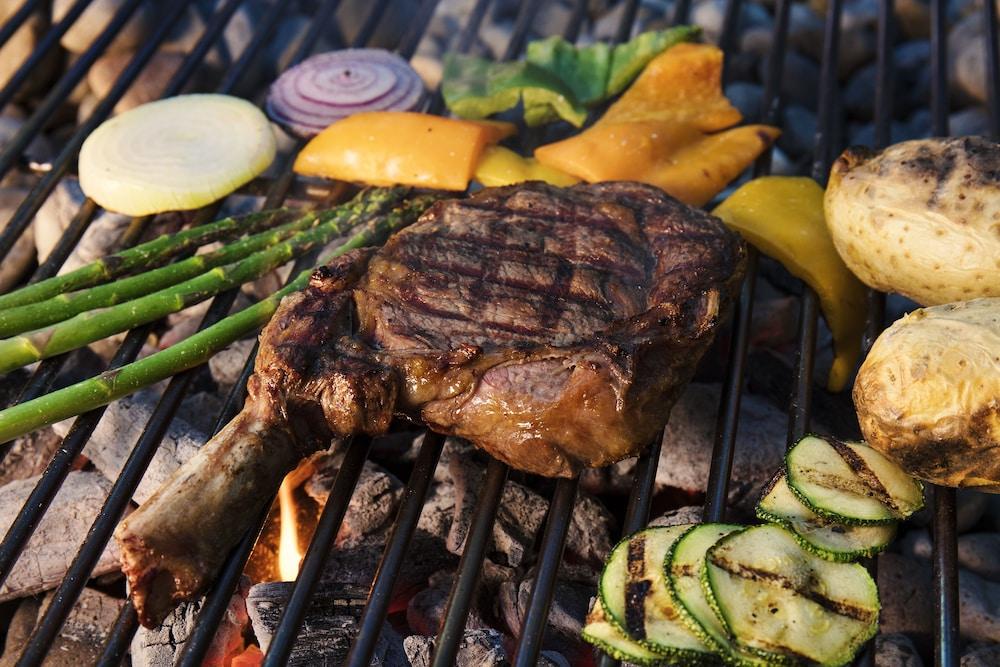 Krystal Grand Suites Insurgentes Мехико Экстерьер фото A steak and vegetables being grilled
