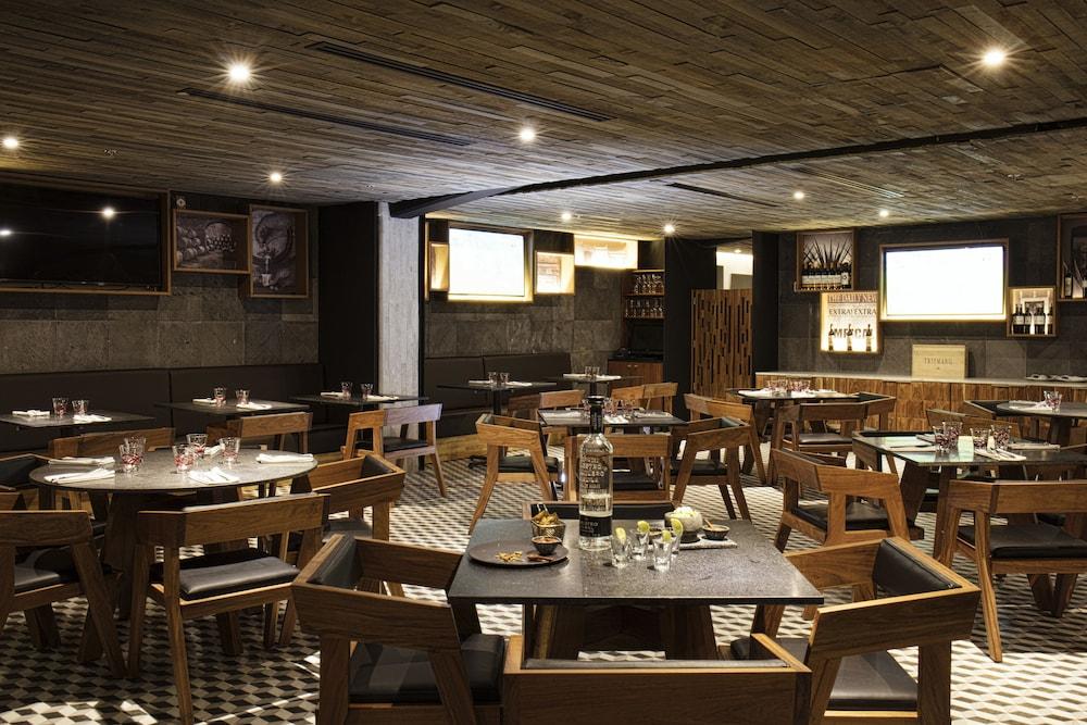 Krystal Grand Suites Insurgentes Мехико Экстерьер фото Interior of a restaurant