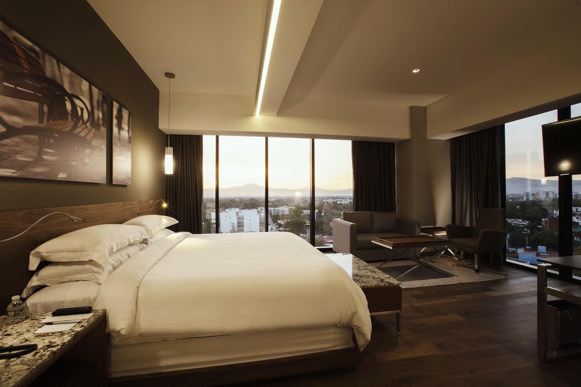 Krystal Grand Suites Insurgentes Мехико Экстерьер фото A guest room at the hotel