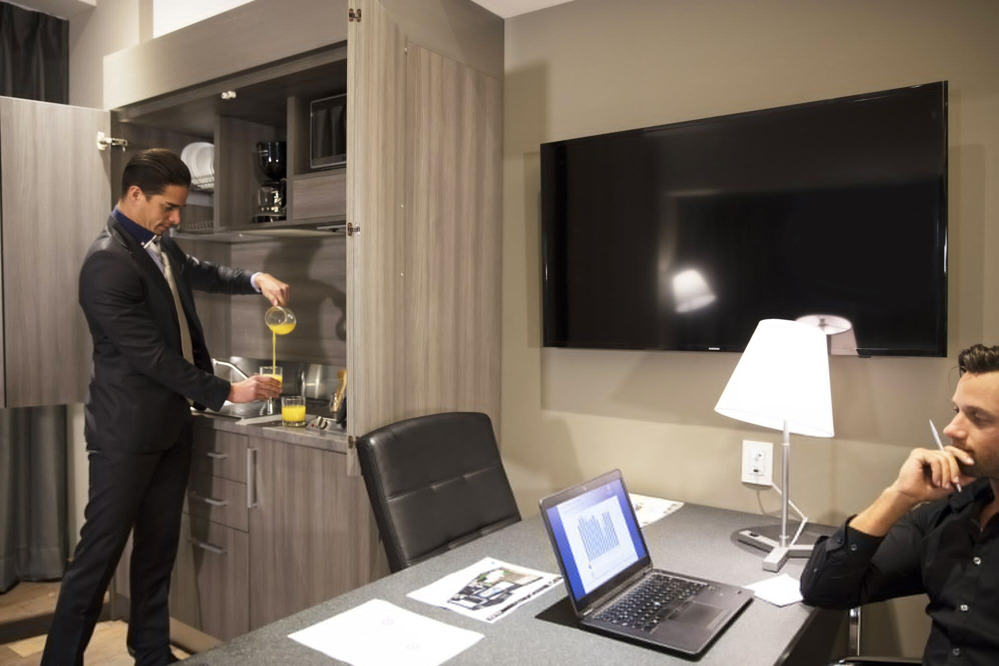 Krystal Grand Suites Insurgentes Мехико Экстерьер фото A butler at work